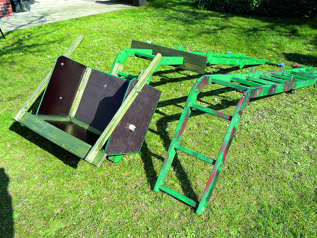 Die Leiter- holme wurden mehrere Zentimeter oberhalb der höchsten Sprosse ge- kürzt, das obere Gelenk rastet im gezeigten Winkel ein und ist hoch belastbar.
