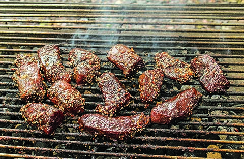 Die marinierten Rehsteaks sollten mit geringer Hitze gegrillt werden (Foto: Ina Klups)..
