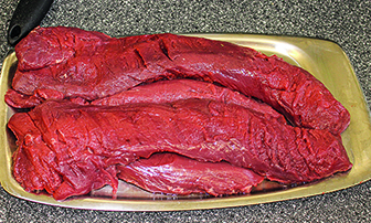 Perfekt – vor dem Marinieren oder Grillen muss das Fleisch frei von Silberhaut und Sehnen sein (Foto: Ina Klups)..
