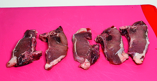 Zum Marinieren vorbereitete Wildschwein-Steaks (Foto: Ina Klups).