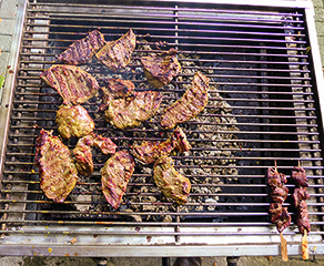 Steaks vom Rotwild in Curry-Marinade sind eine Spezialität. Wildbret vom Feisthirsch ist wegen seiner Marmorierung besonders schmackhaft (Foto: Ina Klups)..
