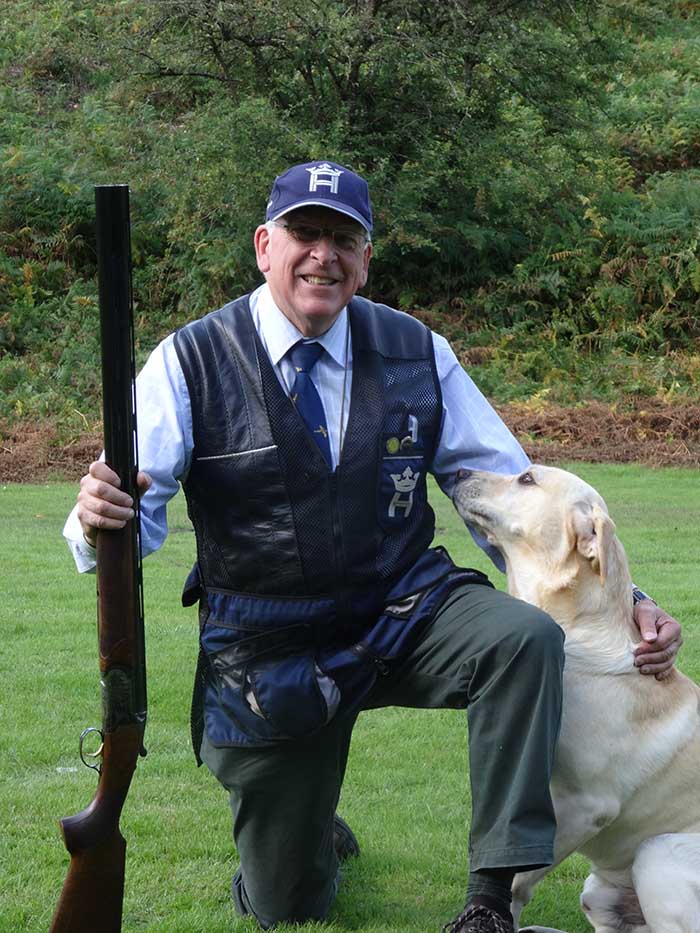 Freundlich, kompetent – und einfach ein toller Schießlehrer: Phil Morrison und sein braver Retriever Tartan