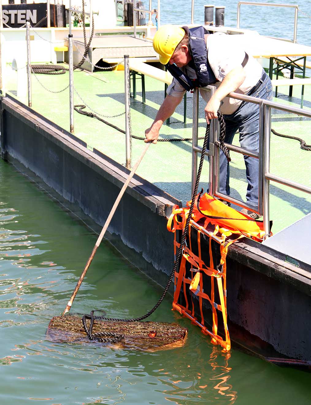 Ein fiktiver Wildschweinkadaver wird aus dem Rhein-Herne-Kanal geborgen.