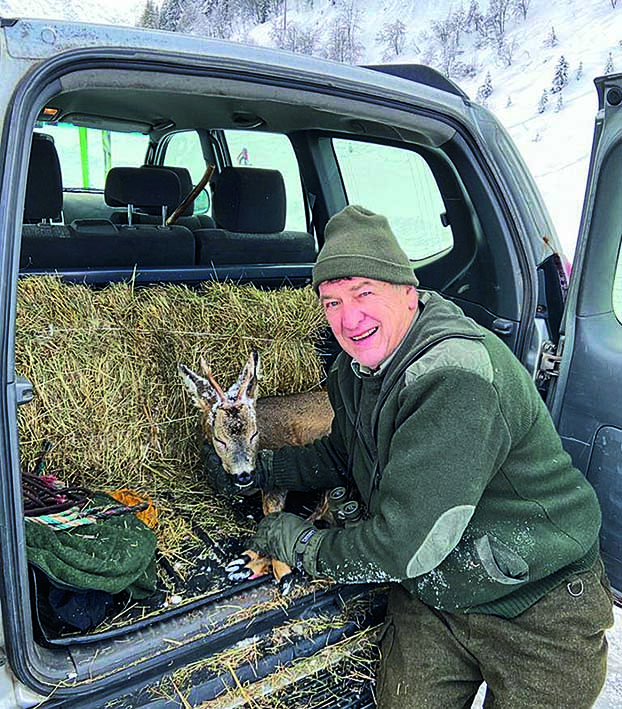 Jagdpächter Anton Steuxner mit einem der geretteten Böcke. (Foto: J. Pattis)