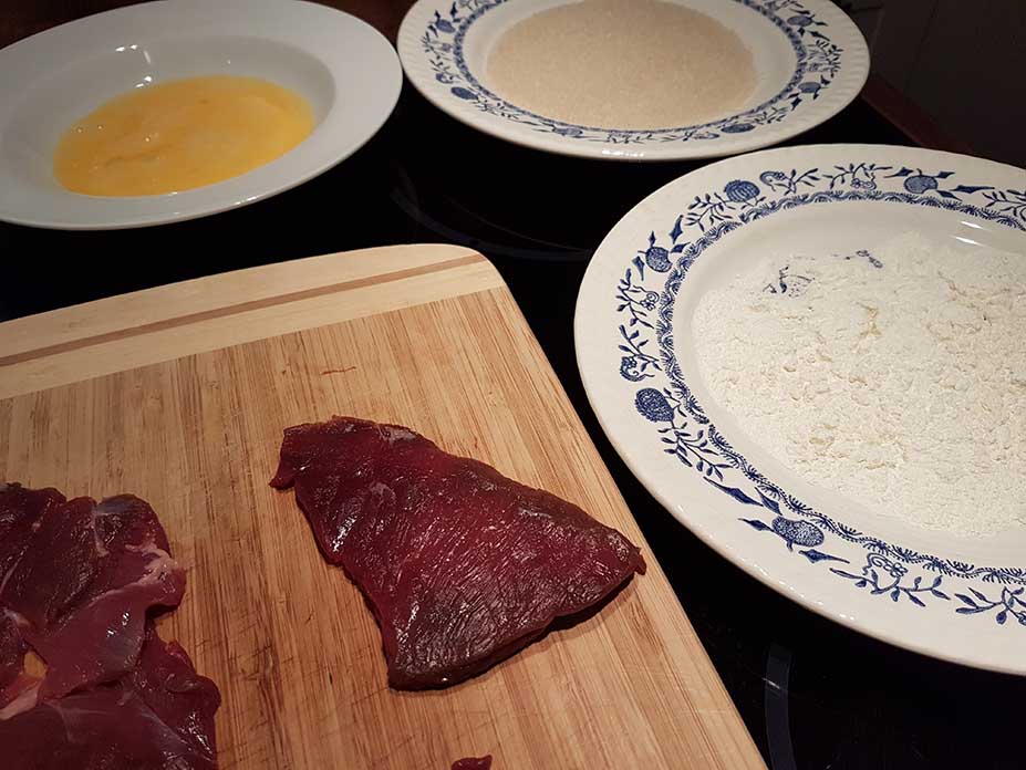 Schnitzel werden in Weizenmehl, Ei und Paniermehl gewendet.