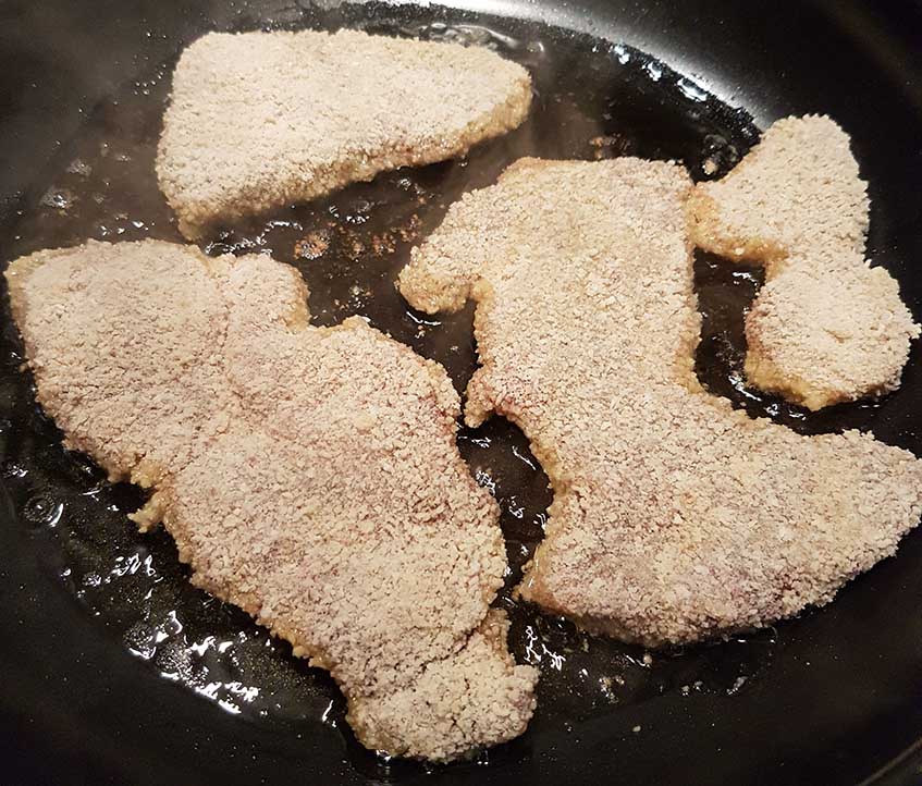 Schnitzel kurz in heißem Butterschmalz anbraten (Foto: F. Höltmann).