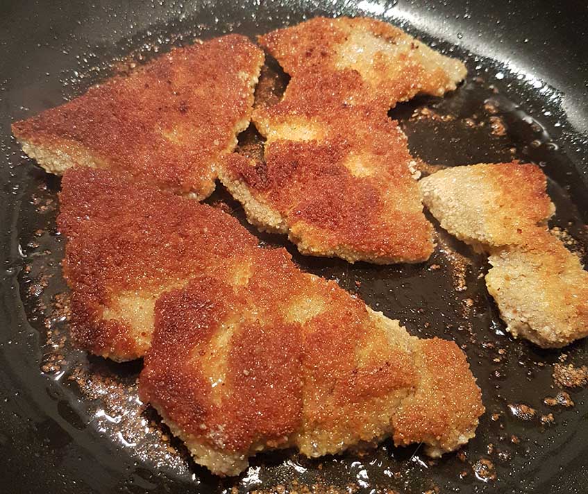 Die Panade nimmt schnell eine goldbraune Farbe an.