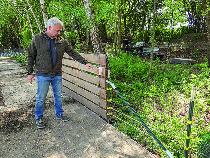 Der Elektro-Zaun ist das wichtigste Element der Seuchenbekämpfung. (Foto: F. Höltmann)