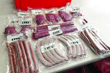 Zusammen mit einem Metzger lässt sich Wildbret für den Verkauf an nichtjagende Freunde und Bekannte vorbereiten. Dabei ist es wichtig, alles küchenfertig zu verpacken. Mit Grillgut hat man einen „Fuß in der Tür“, um Wildbret rund um das Jahr anzubieten. Über die Zusammenarbeit mit einem Metzger ist auch rechtlich auf der sicheren Seite, wer Wildbret in Verkehr bringt (Foto: F. Höltmann).