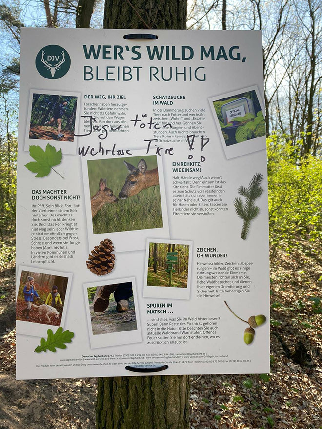 Zuerst wurden die Info-Tafeln mit Parolen beschmiert (Foto: R. Peters).