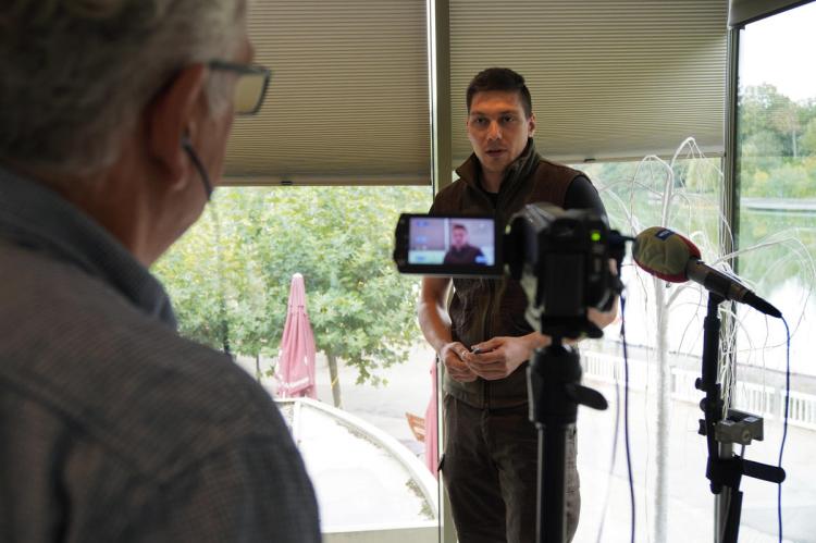 Im Interviewtraining lernen Teilnehmer das sichere Auftreten vor Mikrofon und Kamera. (Quelle: Roeser/DJV)