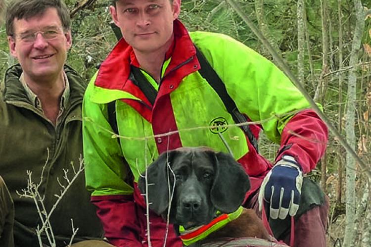 Schweißhundführer Guido Erben mit Jagdpraxis-Experte Norbert Klups (l.)