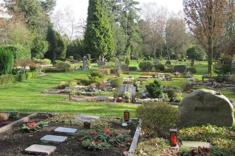 Auf diesem Friedhof kam es zu dem tödlichen Zwischenfall. Dass die Polizisten in Notwehr handelten, wie die Staatsanwaltschaft meint, streitet die Witwe des Opfers ab (Foto: W. Zalisz).