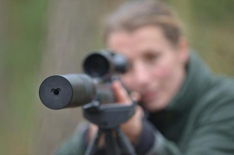 Symbolfoto: Jägerin mit Schalldämpfer