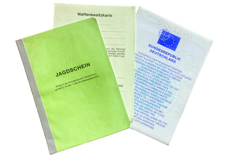 "" Dieses Foto zeigt die Dokumente Jagdschein, Waffenbesitzkarte und den Europäischen Feuerwaffenpass