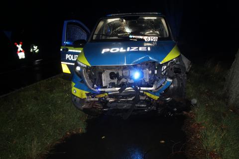 Am Streifenwagen entstand erheblicher Sachsschaden. (Foto: Kreispolizei Warendorf)