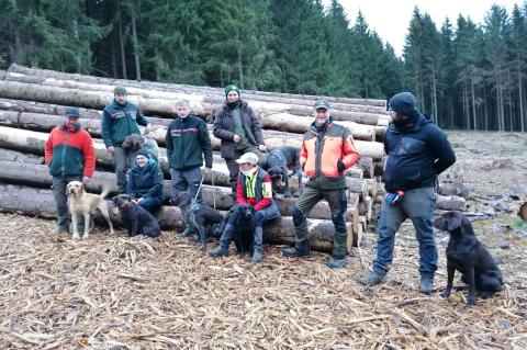 Erfolgreiche Leistungsprüfung mit (v. r.) Kevin Stachelscheid mit Anton (THW), Olaf Müller (Wald und Holz/Trainer+Ausbilder), Friederike Müller mit Ylvi, Karin Alperth mit Castor (Uni Bonn), Martin Klostermann-Schräder mit Fiete (Wald und Holz), Birgit Stracke mit Lotte (THW), Daniel Knorn mit Krümel (Wald und Holz), Christopher Koch mit Pino (Wald und Holz).