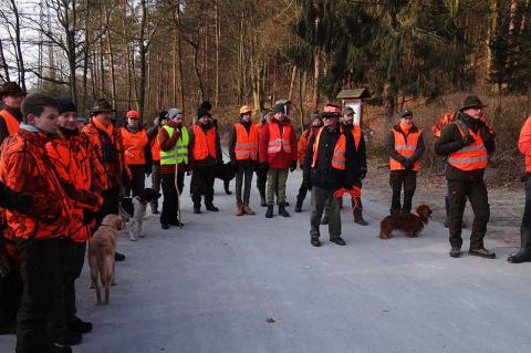 Jagdscheinanwärter bei der Vorbereitung