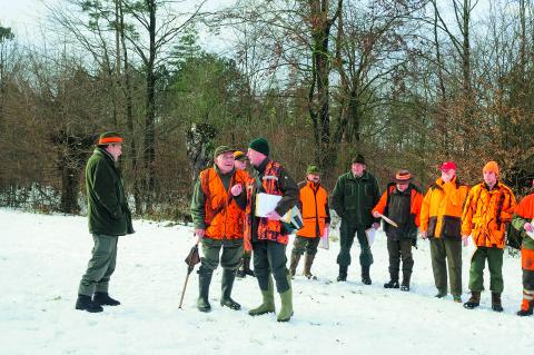 Da bringt auch die Jagdscheinkontrolle wenig – leider muss man auch weiter davon aus­gehen, dass etwa jeder  10. Teilnehmer an Gesellschaftsjagden  nicht ausreichend versichert ist – und  damit die gesamte Truppe gefährdet ...