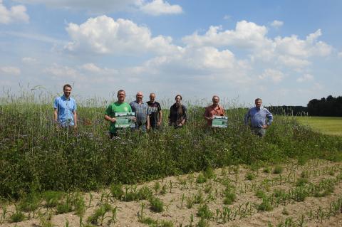 Jens Lübben (Flächen-Agentur Rheinland), Marc Bonus, Hans-W. Lynders und Martin Lütters (Landwirte) Dr. Claudia Stommeln (Forschungsstelle), Initiator Dr. Jörg Weinmann und der Niederkrüchtener Bürgermeister Karl-Heinz Wassong (v. l. n. r.).