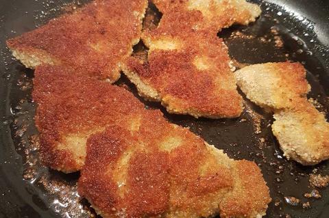 Die Schnitzel müssen in reichlich heißem Butterschmalz kurz angebraten werden (Foto: F. Höltmann).