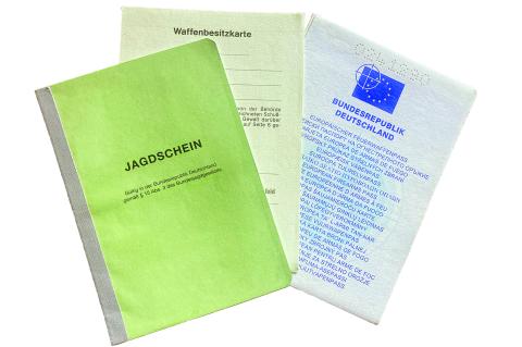 "" Dieses Foto zeigt die Dokumente Jagdschein, Waffenbesitzkarte und den Europäischen Feuerwaffenpass