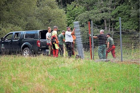 Der Zaun um die weiße Zone steht fast vollständig. (Foto: Landkreis Spree-Neiße)